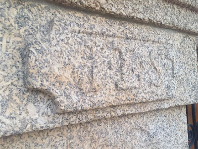 Detalhe das iniciais JLS em pedra